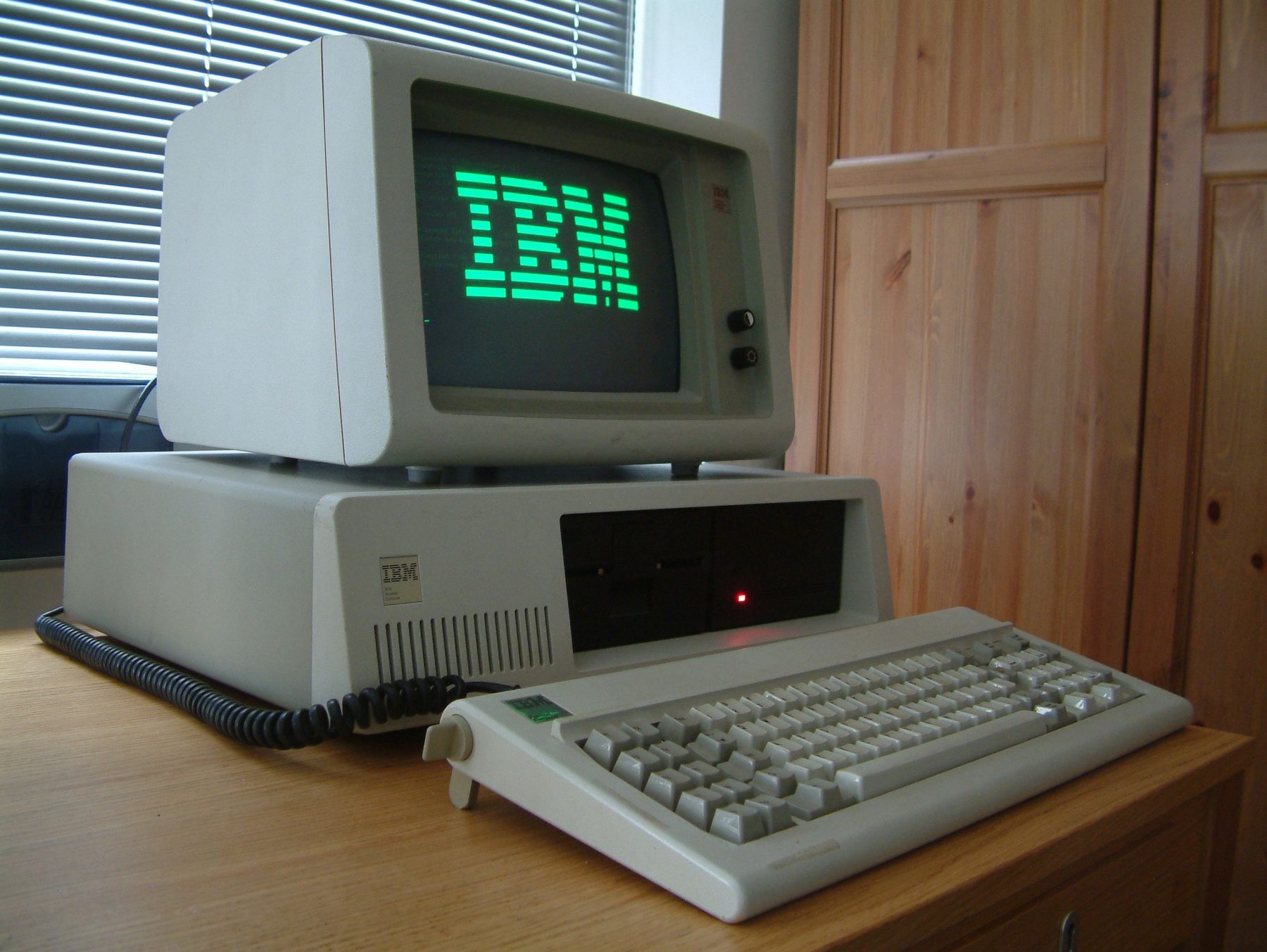 La primera computadora personal cumplió 40 años – FM Bahía Engaño