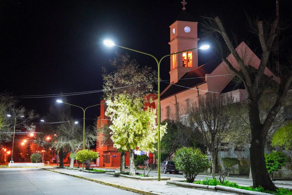 La fisonomía de la ciudad capital cambia y obtiene mayor luminosidad con los equipos de luces led en instalación