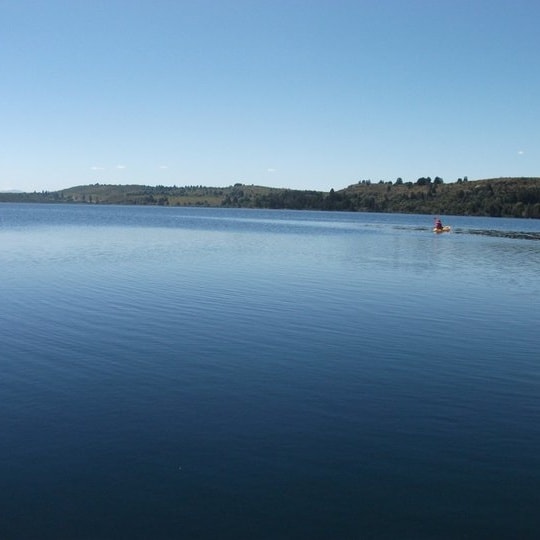 Cholila: mujer desaparece en aguas del Lago Lezana al siniestrarse el kayak en el que navegaba