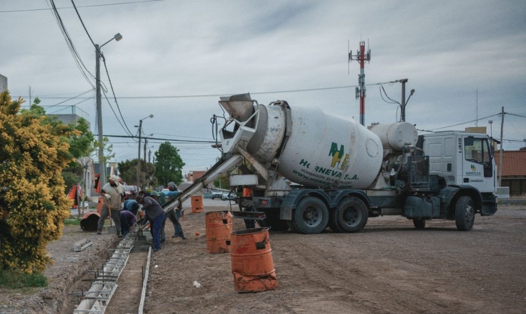 Obras Públicas Municipal dio inició a los trabajos de construcción del cordón cuneta de la calle Zorrilla Sánchez