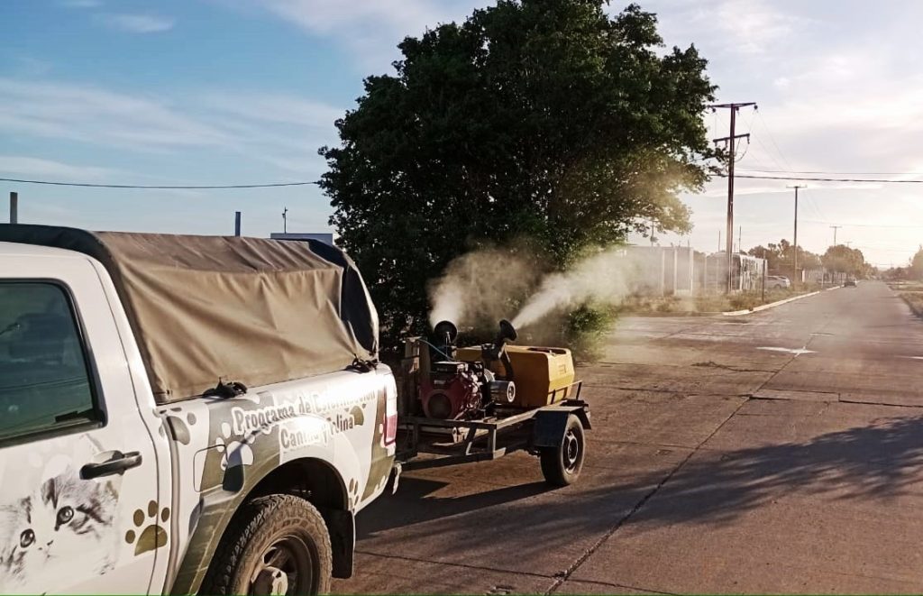 El área de Saneamiento Municipal refuerza operativos de fumigación preventiva en Rawson