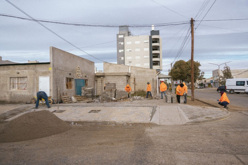 Obras Públicas municipal acompaña a instituciones de la capital chubutense en obras de accesibilidad