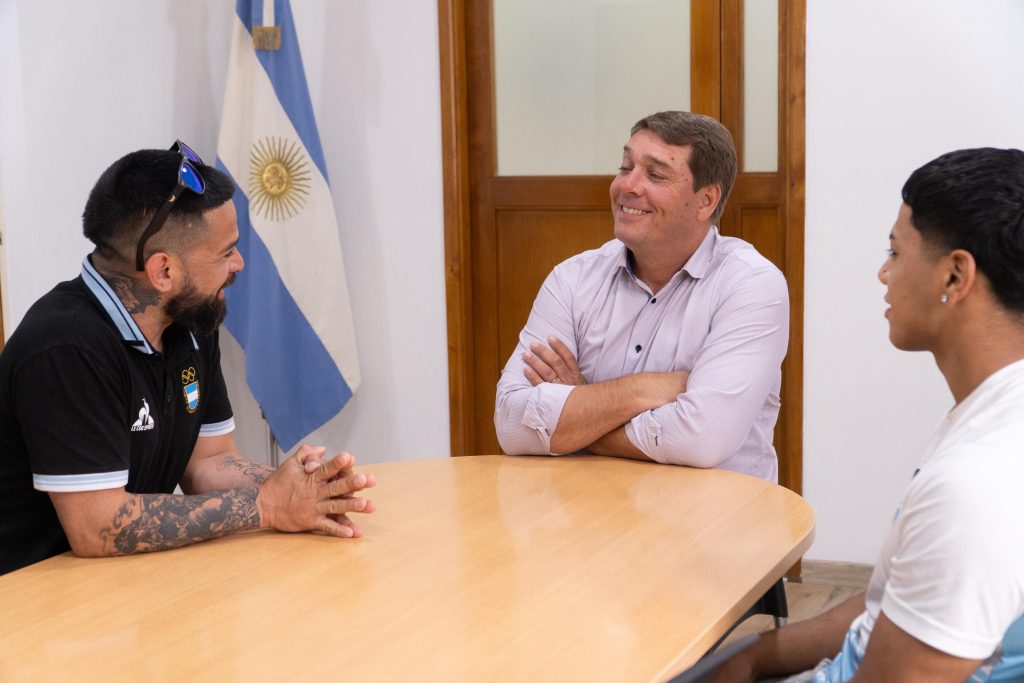 Integrante de la Selección Argentina de Lucha Olímpica saludo al intendente Biss