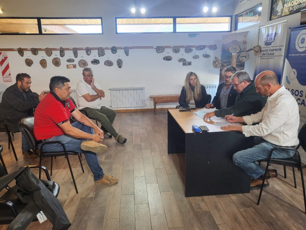 La FECh firmó convenios para desarrollar Centros Comerciales a Cielo Abierto en la Comarca Andina