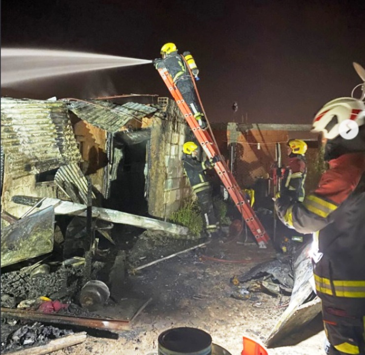 Chacra 8: la casa arrasada por las llamas esta medianoche le pertenecería al agresor de la pareja de hermanos del domingo pasado