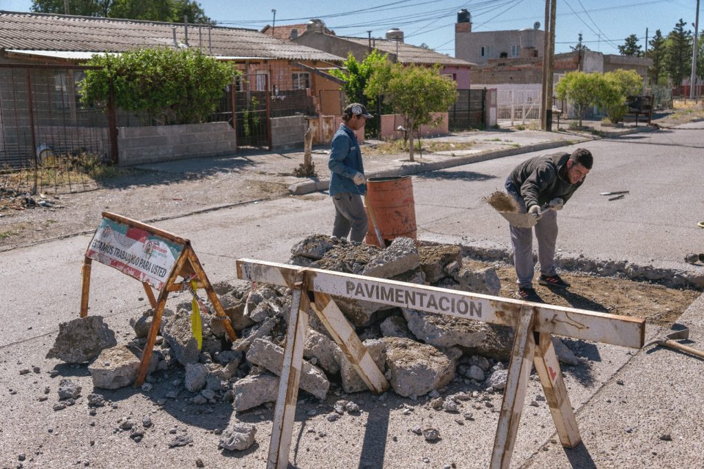 Barrio San Pablo: el área de Obras Públicas realiza bacheo sobre el pavimento de la calle Roberto Jones