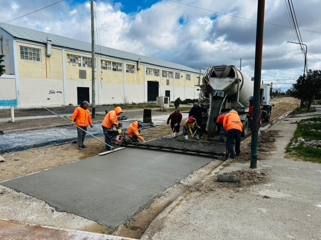 El aporte vecinal permite que avance el pavimento municipal en las calles Rodrigo de Isla y Zorrilla Sanchez