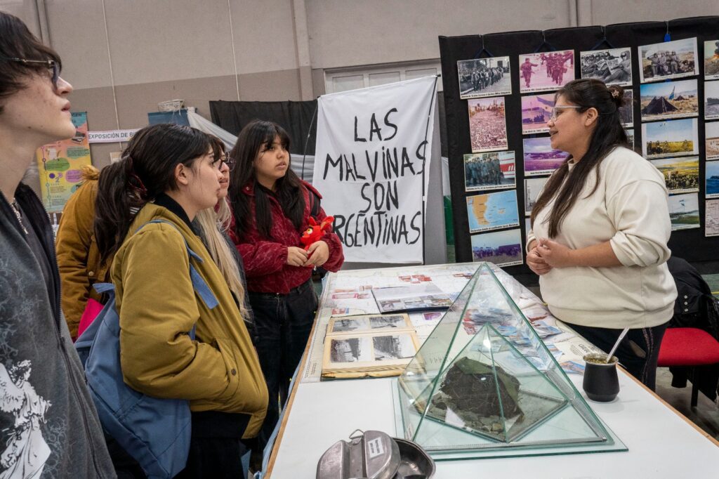 Escuelas, alumnos, escritores y vecinos fueron protagonistas de la cuarta Feria Municipal del Libro