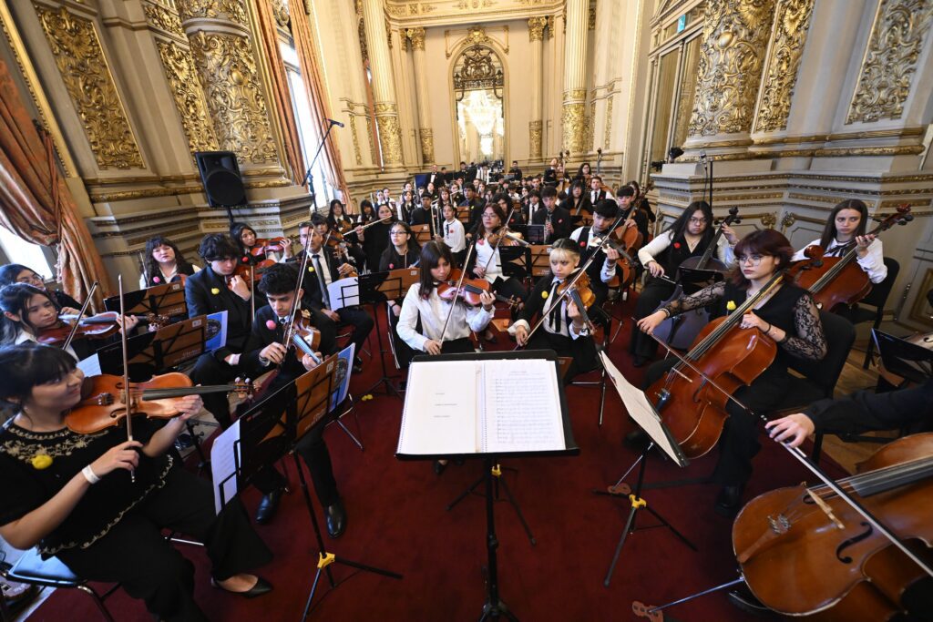 Torres acompañó a la Orquesta del barrio INTA en su histórica presentación en el Teatro Colón