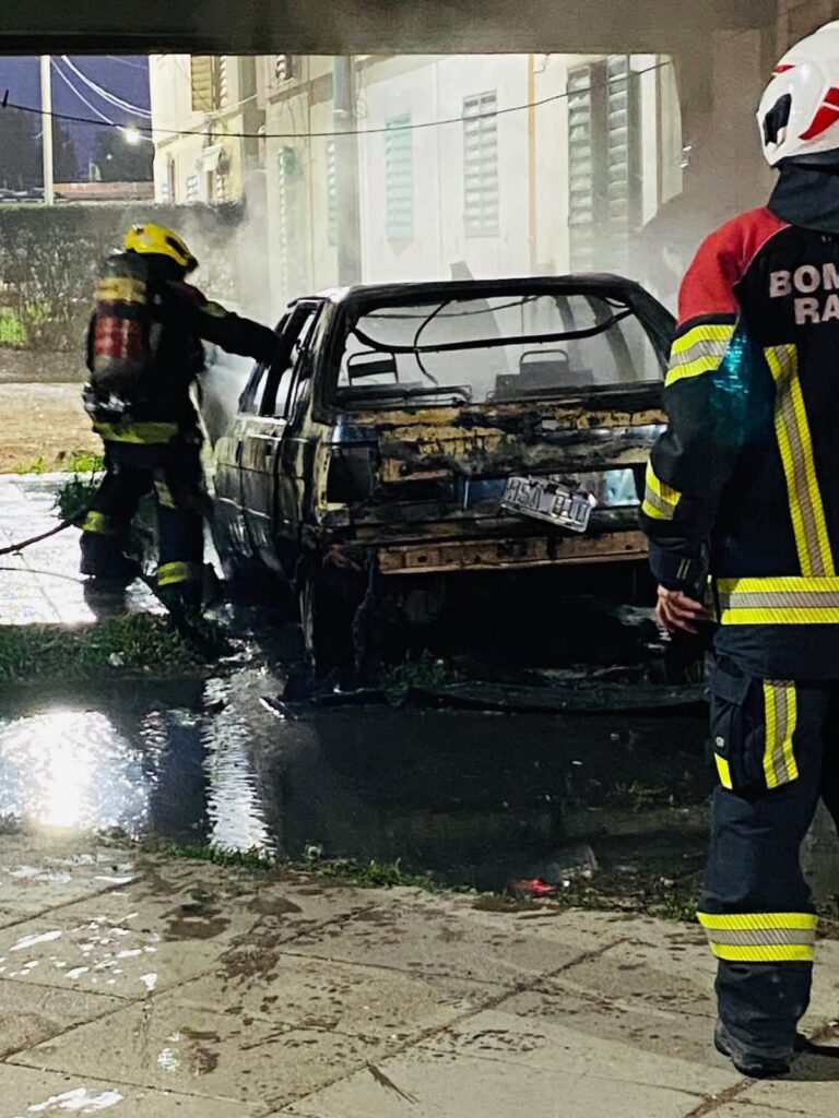 Destrucción total para un automóvil consumido por las llamas en el barrio Malvinas Argentinas