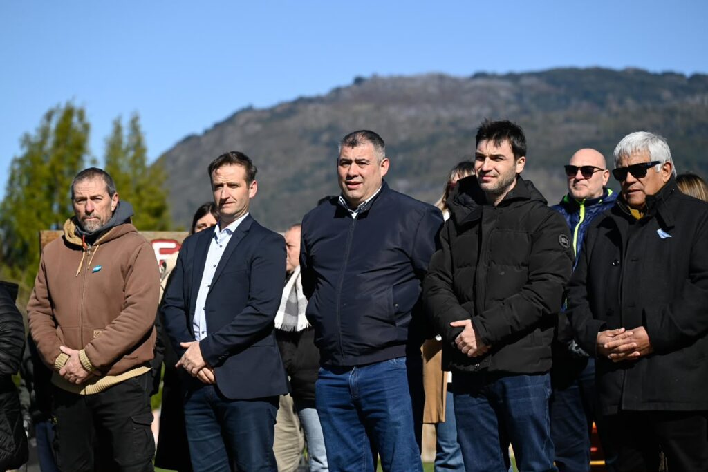 En el aniversario de El Hoyo Torres firmó convenios para obras de vivienda, gas e infraestructura en la Comarca