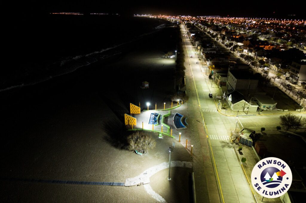 Playa Unión luce nueva iluminación led en la zona costera (video)
