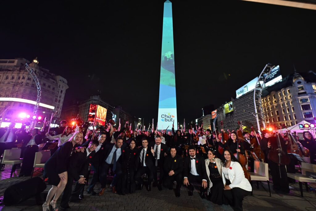 El Obelisco se iluminó con los paisajes de Chubut para el lanzamiento de la temporada turística