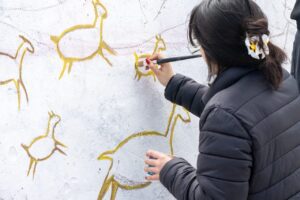 Puerto Rawson: comenzaron los trabajos de boceto para el mural histórico que se pintará en la escollera norte