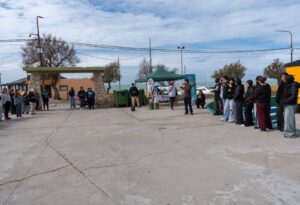 Superó los 70 estudiantes la participación en la jornada de limpieza ambiental en Playa Unión