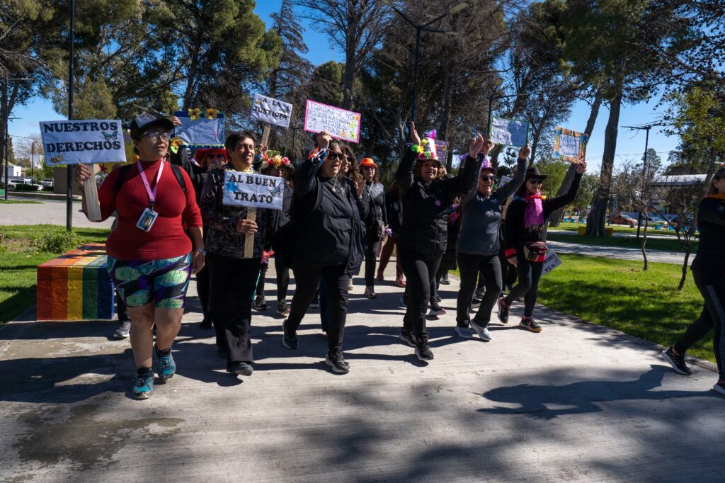 Concurrida caminata recreativa en la plaza Guillermo Rawson en defensa de los derechos de las personas mayores