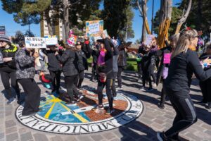 Concurrida caminata recreativa en la plaza Guillermo Rawson en defensa de los derechos de las personas mayores