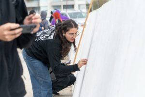 Puerto Rawson: comenzaron los trabajos de boceto para el mural histórico que se pintará en la escollera norte