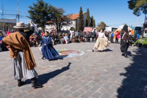 Concurrida caminata recreativa en la plaza Guillermo Rawson en defensa de los derechos de las personas mayores