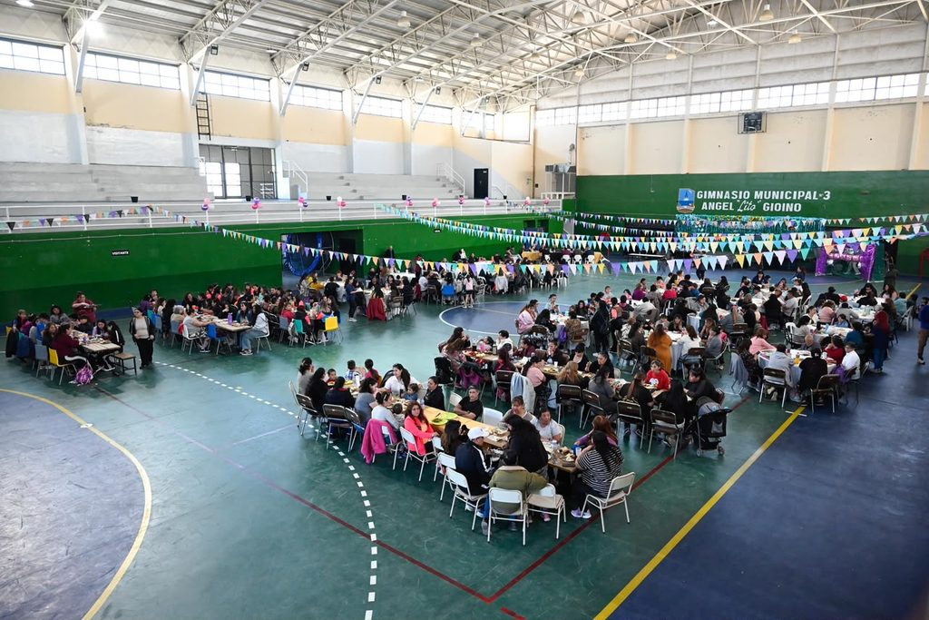 Día de la Madre: Torres celebró junto a familias de Comodoro Rivadavia y reafirmó su acompañamiento a las asociaciones vecinales