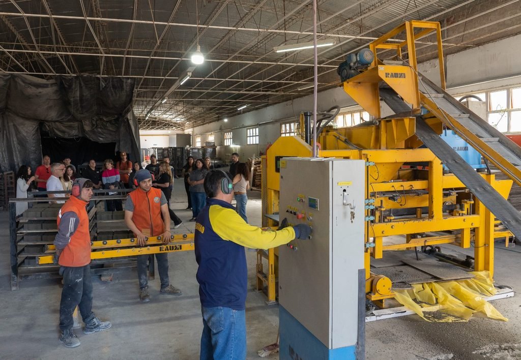 Estudiantes de la EPJA N° 753 recorrieron los espacios productivos de ADER 1 Estudiantes de la EPJA N° 753 recorrieron los espacios productivos de ADER