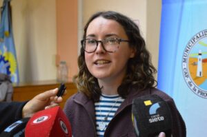 Concejales declaran de interés cultural la visita de la becaria de Gales, Lowri Jones