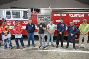 Torres firmó un convenio para incorporar ocho nuevos camiones al sistema de Bomberos Voluntarios del Chubut