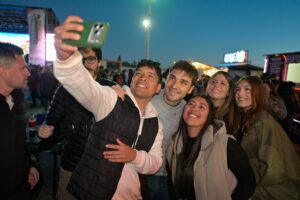 Trelew: con récord de recaudación y más de 15 mil personas Torres acompañó la Fiesta del Pingüino y el Telebingo Deportivo Solidario