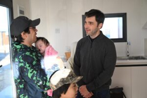 Cerro Hermitte: Torres entregó otras nueve viviendas y ya son 36 las familias damnificadas que recibieron una solución habitacional