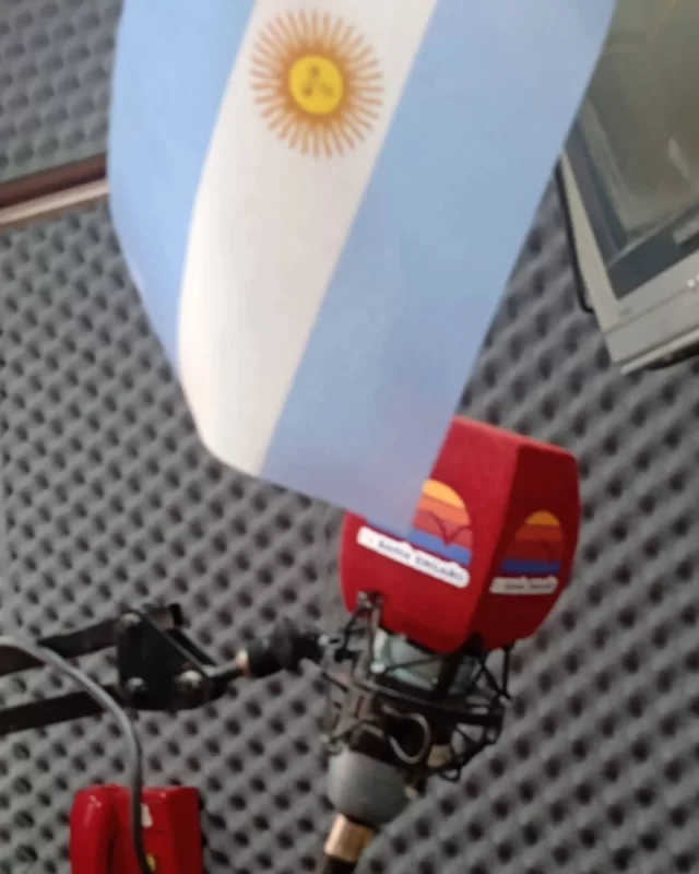 Honrando la bandera 🇦🇷 y recibiendo al invierno 📻 #FmBahiaEngaño  Los sábados tenemos programado desde las 08 hasta las 13 programas en vivo y luego a las 20 comienza otro más.  Además, intervalos de música 🎵 que vas a disfrutar...  ¿Lo sabías?  ¡Escuchanos a través de nuestra página! Link en el perfil.  Foto @silvio.vega.90  #riochubut #radioenvivo #rawson #ChubutCapital