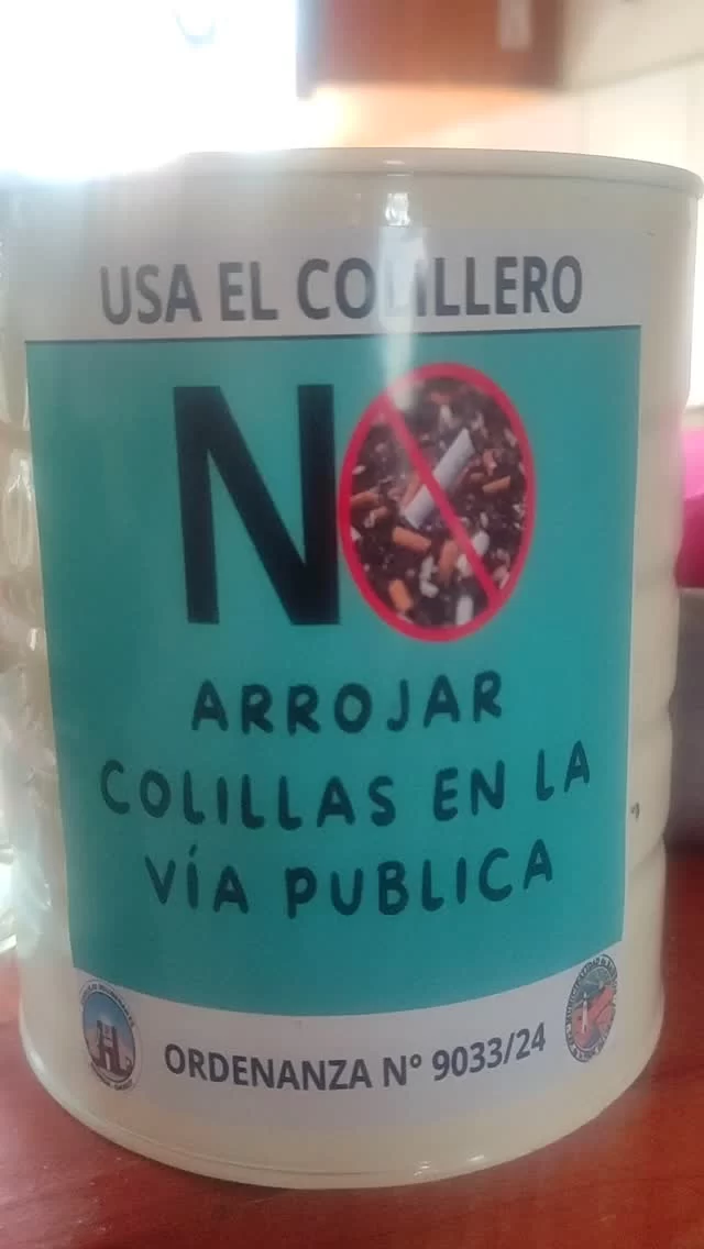 *¡Hoy es el Día Mundial sin Tabaco!* @paula.s.lopez @gladis.poblete gracias por los REGALOS que se ven en el vídeo y que vamos a estar sorteando pronto por historias...  En Rawson, Chubut, nos unimos al desafío contra el tabaquismo y la contaminación ambiental. Nuestra ciudad tiene una ordenanza que prohíbe tirar colillas al suelo y cuenta con colilleros en lugares importantes para mantener nuestra ciudad limpia y saludable.  *¿Por qué es importante cuidar nuestro entorno?*  - La contaminación ambiental puede tener graves consecuencias para nuestra salud y el medio ambiente.
- Los colilleros son una forma efectiva de reducir la contaminación y mantener nuestras calles limpias.  *¡Sumate a la causa!*  - Si eres fumador, considera reducir tu consumo de tabaco.
- Si ves alguien tirando una colilla al suelo, recuérdales que hay colilleros disponibles.  *¡Gracias por cuidar nuestra ciudad!*  #DíaMundialSinTabaco #RawsonSinColillas #CuidemosNuestroEntorno #FMBahíaEngaño #ChubutCapital