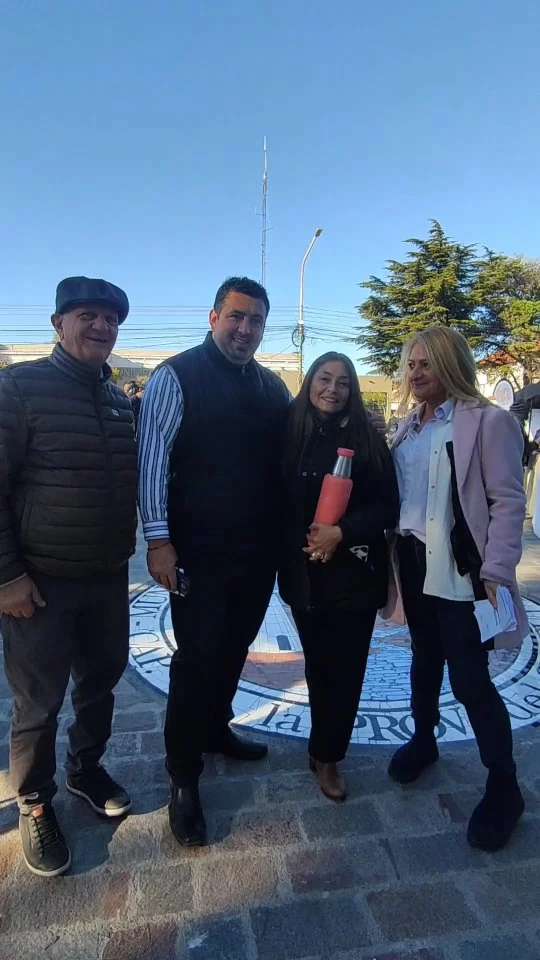 #diamundialdelmedioambiente 🌿 Jornada ambiental @secretariaambiente.rw  10 stands y una carpa en la plaza central Rawson estuvieron presentes desde las 11 hasta las 14 en este 05/06/2025.  @aura.amarilla @creacionescolores @canelatiendaholistica @vuelo_deluna @paula.s.lopez @5rpatagonia @gladis.poblete @veterinariayabastorw @mates.enred  Te dejamos algunos instagrams para que puedas conocer parte de la red que hoy brindó conocimiento durante la exposición.  Se comercializaron productos relacionados al ambiente y se realizaron vinculaciones de alianzas estratégicas en soluciones ambientales.  Estuvieron recorriendo los stands @damian.biss
@federicofigueroarw @larraurimiguel82 @conejeroemanuel entre otros.  Diversas actividades como dejar un mensaje en un mural, llevarte semillas de estación, compost, vacunar a tu mascota, realizarte un chequeo de salud, conocer sobre ordenanzas y más, fueron las protagonistas de esta hermosa mañana.  ¡Felicitaciones por esta acción!  #rawson #tripleimpacto #chubut #rawsontripleimpacto #lanuevacapital #fmbahiaengaño #playaunion #bahiaengaño