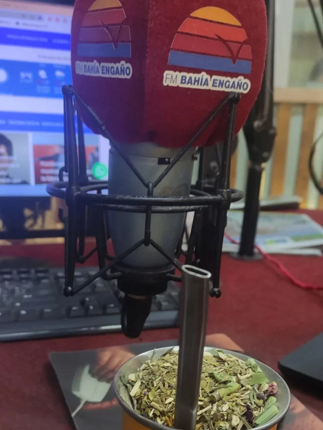 ¿Qué le ponés al 🧉 mate? Comenta está foto con tu mix favorito o tipo de yerba...  FELIZ SOLSTICIO DE INVIERNO Y PRÓXIMA LUNA NUEVA 🌑 Responder la consigna te habilita a  Participarrr por un producto de @michigan.prod_limpieza  Ayudas a la economía local y a reducir los plásticos en el ambiente.  Si te interesa el #tripleimpacto♻️ @mates.enred de lunes a viernes de 15 a 17 por FM Bahía Engaño 104.5 de Rawson Chubut 📍  Compartí el impacto positivo, compartí este posteo.  #radioenvivo #RawsonSinColillas #radioportátil #rawsontripleimpacto #rawson #ChubutCapital