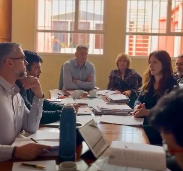 RAWSON: PRESUPUESTO DE $66.800.000 PARA EL AÑO 2026 Y UNA IMPOSITIVA DEL 29.6 %, POR DEBAJO DE LA INFLACIÓN INTERANUAL  La Secretaría de Hacienda de Rawson, a cargo de Macarena Flamarique, presentó el presupuesto municipal 2026 por $66.800.000 y la actualización impositiva con un incremento del 29,6%, por debajo de la inflación proyectada del 37%. El esquema busca orden, previsibilidad y claridad para los vecinos, manteniéndose en línea con otras ciudades de la provincia.  Durante el encuentro con todos los bloques del Concejo Deliberante, se explicaron los tres instrumentos de planificación financiera: Código Fiscal, Impositiva 2026 y presupuesto municipal. La reforma integral del Código Fiscal moderniza la normativa de 2001, simplifica la interpretación y unifica tasas y conceptos, facilitando la comprensión de los tributos.  La actualización incluye ajustes en impuestos inmobiliarios, automotor y tasas por servicios, con criterios que corrigen distorsiones históricas y reducen el impacto económico para los vecinos. En el caso del automotor, se usará la tabla de ACARA de septiembre de 2025, evitando incrementos elevados.  Flamarique destacó que el esquema fue planificado con responsabilidad y visión a largo plazo, garantizando un sistema más claro, ordenado y acorde a la realidad económica de los contribuyentes.