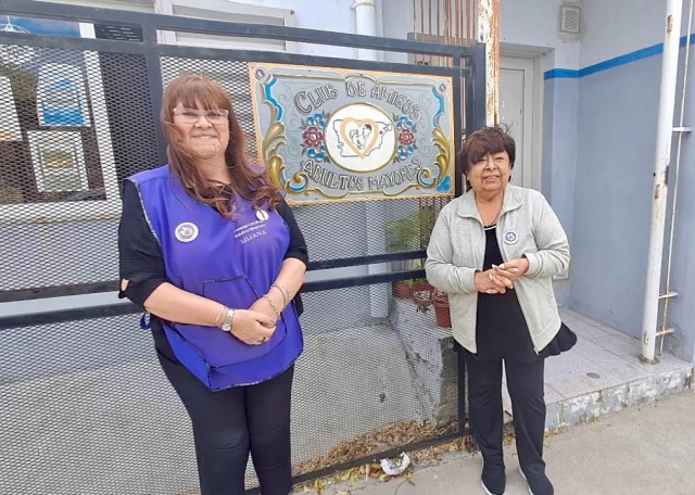 RAWSON SERÁ SEDE DEL PLENARIO PROVINCIAL DE ADULTOS MAYORES 2026  La presidenta del Consejo Local de Adultos Mayores de Rawson, Alba Tripailaf, junto a la especialista en gerontología e integrante del mismo organismo, Liliana Cabaleiro, confirmaron que la capital provincial será sede del Plenario del Consejo Provincial de Adultos Mayores el próximo año.  En este sentido, Cabaleiro destacó la importancia de que Rawson haya sido elegida, luego de diez años de trabajo continuo en la visibilización de la temática: “Es un orgullo que la ciudad reciba este encuentro. Representa un reconocimiento al esfuerzo sostenido en la promoción de los derechos de las personas mayores”, expresó.  La especialista subrayó que el plenario permitirá profundizar el enfoque gerontológico, en línea con la Convención Interamericana sobre la Protección de los Derechos de las Personas Mayores. “No se trata solo de ver al adulto mayor como objeto de cuidado, sino como sujeto de derecho empoderado. Envejecer es un proceso que nos atraviesa a todos”, afirmó.  Finalmente, desde el Consejo Local resaltaron que el encuentro impulsará la implementación de un sistema integral y progresivo de cuidados, fortaleciendo las políticas públicas destinadas a una sociedad más inclusiva y con perspectiva de envejecimiento activo.