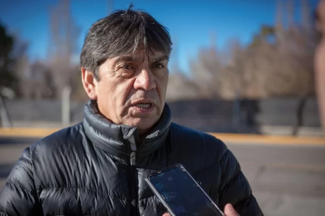 RAWSON: CORTES Y DESVÍOS DE TRÁNSITO POR LA RESTAURACIÓN DE LA AVENIDA JUAN MANUEL DE ROSAS EN PLAYA UNIÓN  A partir del martes 4 de noviembre comenzará la obra de restauración de la calzada en la intersección de Juan Manuel de Rosas y Rifleros, en Playa Unión. La intervención, coordinada por la Municipalidad de Rawson, implicará cortes y desvíos temporales para garantizar la seguridad vial y el normal desarrollo de los trabajos.  Durante las tareas, quedará inhabilitada la primera cuadra de la “tercera fila” sobre Cacique Nahuelquir. Los desvíos principales se realizarán por calles Carbonelli, Jorge Musters y José Hernández, permitiendo el ingreso y retorno seguro hacia la villa balnearia.  El director de Tránsito y Transporte, Fabián González, informó que los cortes comenzarán el martes a las 8:30 y se extenderán por tres semanas. Se colocará cartelería preventiva, señalización de velocidades máximas y personal municipal para orientar a los conductores.  Desde el municipio solicitaron evitar las zonas intervenidas y respetar las indicaciones de tránsito, agradeciendo la colaboración de los vecinos ante esta obra clave para mejorar la infraestructura urbana.