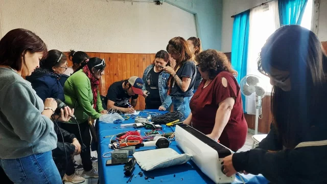 PARTICIPACIÓN ACTIVA Y CONVOCATORIA ABIERTA: MUNICIPIO DE RAWSON LLEVA ADELANTE EL PROGRAMA “YO PUEDO” PARA MUJERES  Con gran participación, la Municipalidad de Rawson avanza con la segunda etapa del programa “Yo Puedo”, una iniciativa que brinda herramientas prácticas para fortalecer la autonomía y la seguridad de las mujeres, promoviendo la igualdad de oportunidades y la inclusión social.  El programa ofrece capacitaciones en tareas domésticas como electricidad, plomería y uso de herramientas, con cupos reducidos y atención personalizada para garantizar el aprendizaje práctico.  La directora general de Empleo, Vanina Castaño, destacó el compromiso municipal de generar espacios que impulsen la autonomía y el desarrollo personal de las vecinas.  Las interesadas pueden inscribirse en la Dirección General de Empleo (Irigoyen 99), en la Secretaría de Desarrollo Social (Catamarca 230) o a través del WhatsApp 2804706095.