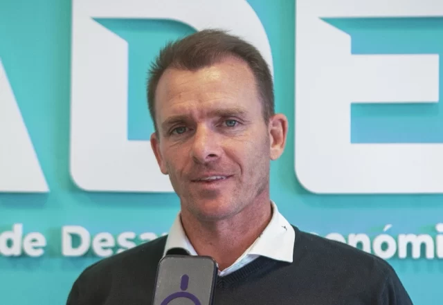 ADER MANTIENE ABIERTA LA INSCRIPCIÓN AL CURSO DE GESTIÓN DE EMPRENDIMIENTOS  La Agencia de Desarrollo Económico de Rawson (ADER) informó que continúa abierta la inscripción para la edición de noviembre del curso gratuito de Gestión de Emprendimientos, destinado a fortalecer los proyectos productivos locales y brindar herramientas prácticas para mejorar la gestión de negocios.  El director de ADER, Fernando Vosecky, destacó el compromiso municipal con el acompañamiento a emprendedores y la promoción del desarrollo económico local.  El curso se dicta en tres jornadas con grupos reducidos, ofreciendo atención personalizada y asesoramiento técnico en costos, estrategias y objetivos. Al finalizar, los participantes reciben un certificado de formación.  Las inscripciones se realizan por WhatsApp al 2804-872004 o en las oficinas de ADER, ubicadas en el Área 12, de lunes a viernes de 8 a 14 horas.