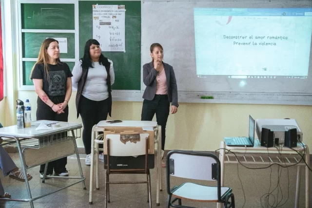 ESTUDIANTES DE LA ESCUELA N.º 752 DE RAWSON PARTICIPARON DE UNA CHARLA EDUCATIVA SOBRE NOVIAZGOS SIN VIOLENCIA  La Coordinación de la Mujer, Género y Diversidad de la Municipalidad de Rawson realizó una jornada de sensibilización en la Escuela N.º 752, destinada a estudiantes de quinto año, con el objetivo de promover vínculos sanos y prevenir situaciones de violencia en las relaciones adolescentes.  La actividad, impulsada por estudiantes de la Tecnicatura en Niñez, Adolescencia y Familia que realizan sus prácticas en el área, abordó los mitos del amor romántico y la violencia de género presentes en distintos medios.  La coordinadora Romina Sacco destacó la importancia de generar espacios de reflexión y escucha activa para que los jóvenes puedan identificar señales de violencia y sepan dónde acudir en busca de acompañamiento.