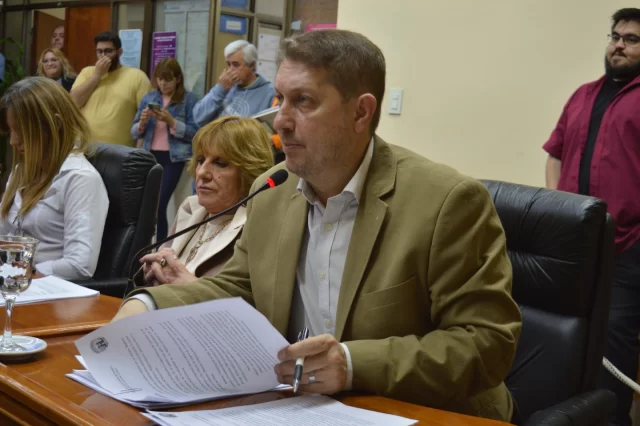 MONTI DESTACÓ EL VALOR DE LA DEMOCRACIA Y LLAMÓ AL DIÁLOGO POLÍTICO  El 30 de octubre de 1983, Raúl Alfonsín fue elegido presidente tras siete años y meses de dictadura militar. En múltiples sentidos, aquella jornada marcó un antes y un después para la historia argentina y su sistema político, al devolverle al pueblo la posibilidad de elegir libremente a sus representantes y recuperar los valores republicanos.  En este marco, el presidente del Concejo Deliberante de Rawson, Dulio Monti, reflexionó sobre los 42 años del retorno democrático en Argentina, destacando la figura del expresidente Raúl Alfonsín y el valor histórico del proceso electoral del 30 de octubre de 1983, que puso fin a la dictadura militar.  “Fue un hecho trascendental que permitió recuperar la libertad de expresión, el derecho a participar, a opinar y a construir entre todos una sociedad mejor”, expresó Monti en diálogo con FM Bahía Engaño. Además, recordó el coraje político de Alfonsín al impulsar la Comisión Nacional sobre la Desaparición de Personas (CONADEP) y los juicios a las juntas militares, “un ejemplo de justicia y compromiso con los derechos humanos reconocido en todo el mundo”.