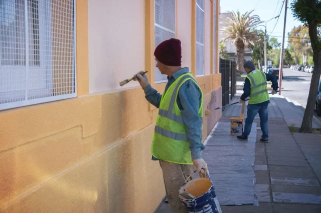 AVANZAN LAS OBRAS DE RESTAURACIÓN EN EL HISTÓRICO EDIFICIO DEL INSTITUTO DON BOSCO  La secretaria de Obras y Servicios Públicos de la Municipalidad de Rawson, Mercedes Bagalciaga, confirmó que el Municipio avanza con los trabajos de restauración en la fachada del edificio histórico del Instituto Don Bosco, declarado patrimonio de la ciudad.  Bagalciaga explicó que la intervención se realiza tras un acuerdo con la institución, que aportó los materiales necesarios, mientras que el Municipio colabora con la mano de obra. “Como hacemos con todas las instituciones educativas, deportivas o culturales, acompañamos en la medida de nuestras posibilidades con personal y recursos municipales”, señaló.  Los trabajos se concentran sobre la fachada principal y tienen como objetivo poner en valor uno de los espacios más emblemáticos del acceso al casco céntrico de Rawson.  La funcionaria agregó que, en paralelo, la Secretaría planifica nuevos proyectos de reacondicionamiento urbano, entre ellos la mejora del anfiteatro y de las veredas circundantes, en coordinación con el Gobierno Provincial.