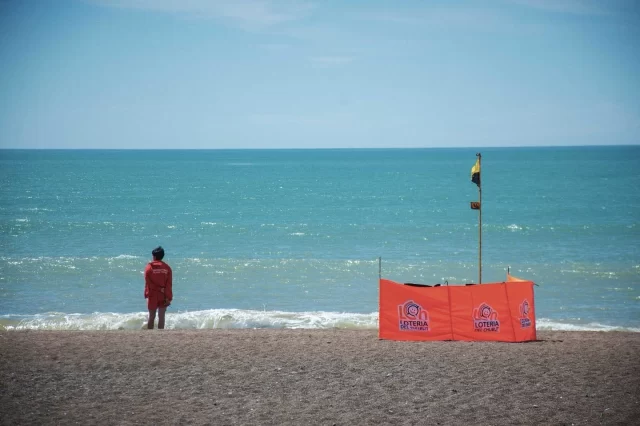 CONTINÚAN LAS INSCRIPCIONES ABIERTAS PARA EL CUERPO ESTABLE DE GUARDAVIDAS EN RAWSON  La Municipalidad de Rawson mantiene abierta hasta el 21 de noviembre la inscripción para integrar el cuerpo estable de guardavidas, con el propósito de garantizar una temporada de verano segura y organizada desde su inicio.  La convocatoria está dirigida tanto a los integrantes actuales como a quienes hayan formado parte del equipo en temporadas anteriores. Los postulantes deberán cumplir con los requisitos establecidos por la Secretaría de Gobierno y Seguridad Ciudadana, que incluyen domicilio legal en Rawson, certificado de antecedentes, análisis clínicos, apto psicológico y examen médico previo a la reválida anual.  El jefe del cuerpo de guardavidas, Luis Torres, destacó que una planificación temprana “asegura la cobertura total de los sectores de Playa Unión desde el primer día de actividad”. Actualmente, el equipo está conformado por unos 70 guardavidas, a los que se sumarán aspirantes y estudiantes de la escuela de formación.  Aquellos que aprueben la reválida estarán en condiciones de iniciar sus tareas entre el 5 y el 8 de diciembre, reforzando la seguridad y el servicio en toda la costa rawsense durante la temporada 2025/26.