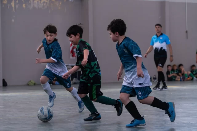 BALANCE POSITIVO DEL FIN DE SEMANA CON INTENSA AGENDA DEPORTIVA EN RAWSON  La Municipalidad de Rawson acompañó un fin de semana con amplia participación en diversas actividades deportivas desarrolladas tanto en la ciudad capital como en Playa Unión, fortaleciendo el deporte comunitario y anticipando la temporada de verano.  El cronograma incluyó encuentros de fútbol femenino, masculino e infantil, fútbol de veteranos, competencias de motocross, una doble fecha del safari pista local y un concurso de pesca, conformando una agenda variada y convocante.  El director de Deportes, Gastón Williams, destacó la organización conjunta y la participación de la comunidad, subrayando que estas acciones forman parte de la planificación de la plataforma deportiva para la temporada estival 2025/2026.