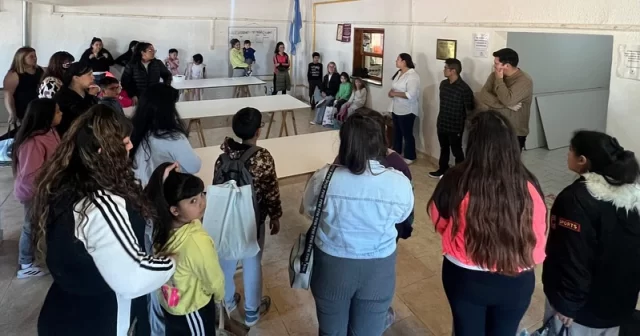 CON AMPLIA PARTICIPACIÓN INFANTIL COMENZÓ LA SEGUNDA EDICIÓN DEL “TALLER DE COCINA KIDS” EN RAWSON  Con la participación de 27 niños y niñas, comenzó la segunda edición del “Taller de Cocina Kids”, organizado por la Municipalidad de Rawson a través de la Coordinación de Juventud.  Las clases se desarrollan todos los martes a las 18:30 horas en el Centro Comunitario del barrio General Valle, y se extenderán por seis semanas, promoviendo hábitos saludables y la creatividad infantil.  El coordinador de Juventud, Jonathan Biss, destacó la gran respuesta de las familias y el entusiasmo de los participantes. El taller, a cargo de Priscila Mulleman, culminará a principios de diciembre con una jornada de cierre y entrega de certificados.