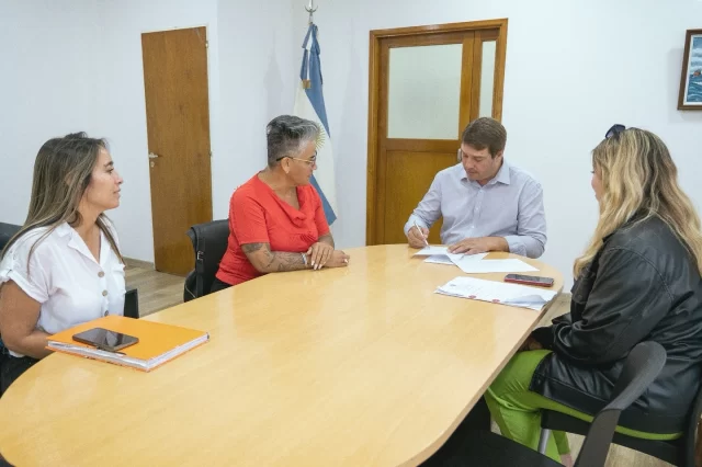 ESTUDIANTES DE LA ESCUELA N° 509 INICIARÁN PASANTÍAS LABORALES EN EL MARCO DE UN CONVENIO CON LA MUNICIPALIDAD DE RAWSON  La Municipalidad de Rawson y la Escuela N° 509 del Complejo de Escuelas Especiales firmaron un convenio de pasantías laborales que permitirá a estudiantes próximos a egresar incorporarse a distintas áreas municipales, fortaleciendo su formación e inclusión.  El acuerdo, rubricado por el intendente Damián Biss y la directora Alejandra Amado, tendrá una duración de un año. Las pasantías comenzarán en noviembre y alcanzarán a siete jóvenes egresados, de los cuales cuatro se sumarán inicialmente al municipio.  Las docentes Alejandra Amado y Julieta Ortiz destacaron que se trata del primer convenio colectivo de este tipo, que amplía las oportunidades laborales y promueve la autonomía e integración de los estudiantes en el ámbito público.