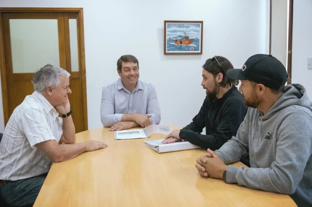 REPRESENTANTES DE LA ASOCIACIÓN DE NAVEGANTES DE BAHÍA ENGAÑO PRESENTARON PROYECTO DE FORTALECIMIENTO DEPORTIVO Y TURÍSTICO  El intendente de Rawson, Damián Biss, recibió a representantes de la Asociación de Navegantes de Bahía Engaño (ANDBE), quienes presentaron un proyecto para fortalecer las actividades deportivas y turísticas en la zona portuaria y en Playa Unión.  La propuesta incluye la instalación de un contenedor para resguardar equipamiento náutico y la realización de un encuentro de kitesurf durante el feriado de Carnaval, con el objetivo de incorporar a la villa balnearia al Kite Tour Patagónico.  El presidente de la entidad, Carlos Hugues, destacó el apoyo del municipio para avanzar en la iniciativa, que busca potenciar el turismo deportivo y la identidad náutica de Rawson. Por su parte, Ezequiel Calvo resaltó la articulación institucional para garantizar seguridad y organización durante el evento.