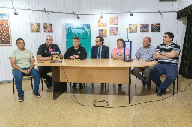 ESTE FIN DE SEMANA EL SAFARI PISTA ZONAL LLEGA A RAWSON CON DOBLE FECHA  La Municipalidad de Rawson acompañó la presentación de la quinta y sexta fecha del Safari Pista Zonal, que se correrán este 1 y 2 de noviembre en el circuito del Polideportivo capitalino, marcando la reactivación del automovilismo local tras dos años de inactividad.  El anuncio se realizó en el Centro Cultural José Hernández con la presencia de autoridades municipales y de la Asociación Polideportivo Rawson, organizadora del evento, que contará con alrededor de 40 autos en tres categorías: 850, MD 1.6 y Simple Tracción Limitada.  El director de Deportes, Gastón Williams, destacó el apoyo del Municipio a la nueva comisión del Polideportivo y la importancia del Safari Pista como uno de los espectáculos más convocantes de la ciudad. En tanto, el vicepresidente de la Asociación, Mariano Rojas, agradeció la colaboración municipal en la puesta a punto del circuito y la coordinación operativa.  Las puertas del predio abrirán a las 9 horas, con pruebas libres desde las 13. Las competencias se desarrollarán durante ambas jornadas y la entrega de premios será el domingo, tras la final de la categoría Simple Tracción Limitada.  El valor de la entrada general será de $10.000, $8.000 para jubilados y pensionados, y $15.000 el acceso a boxes.