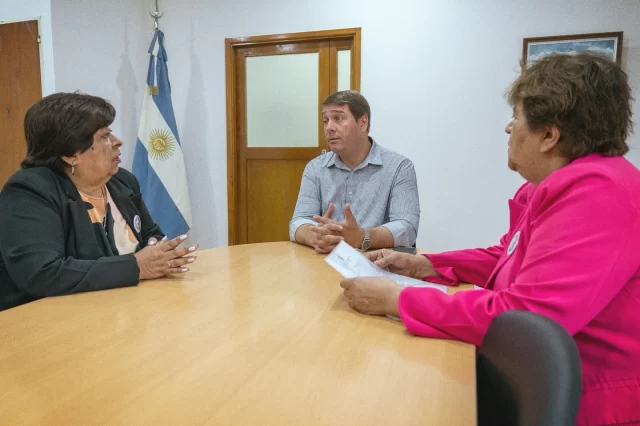 RAWSON: MUNICIPIO Y CONSEJO LOCAL DE PERSONAS MAYORES ORGANIZAN EL PRIMER PLENARIO PROVINCIAL EN LA CIUDAD CAPITAL  El intendente de Rawson, Damián Biss, recibió a integrantes del Consejo Local de Adultos Mayores, quienes presentaron la propuesta para que la ciudad capital sea sede de la tercera sesión anual del Consejo Provincial de Adultos Mayores, prevista para septiembre del próximo año.  El municipio acompañará la organización junto a la provincia, coordinando aspectos logísticos como la recepción de delegaciones y la agenda de trabajo.  La presidenta del Consejo Local, Alba Tripailaf, destacó la importancia del encuentro para visibilizar el trabajo que se realiza con las personas mayores y valoró el apoyo del municipio. Además, recordó que recientemente se aprobó la actualización de la Ley de Promoción y Protección Integral de las Personas Mayores, que moderniza una normativa vigente desde hace más de veinte años.