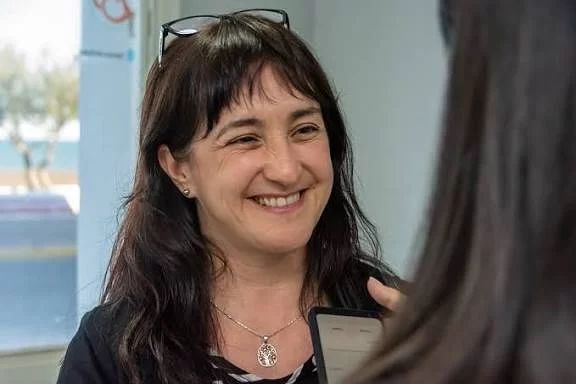 RAWSON: EL EMRATUR ANTICIPA UNA TEMPORADA CON NUEVAS PROPUESTAS  La gerente del Ente Mixto Rawson Turístico (EMRaTur), Natalia García, destacó el trabajo conjunto con los prestadores locales de cara a la próxima temporada de verano.  “Fue un año atípico, pero los prestadores siguen apostando y sumando ideas para que la ciudad crezca”, señaló.  Entre las novedades mencionó el nuevo cronograma de las escuelas de surf, la reactivación de los carritos iluminados y el alquiler de bicicletas frente al Ente, y la puesta en marcha de todas las unidades fiscales en Playa Unión.  Además, el EMRaTur impulsa una capacitación en portugués para jóvenes del Ente, con el objetivo de mejorar la atención a los visitantes brasileños.  García adelantó que el aniversario de Playa Unión contará con múltiples actividades durante noviembre y resaltó que “Rawson sigue avanzando gracias al esfuerzo compartido y al compromiso con el turismo local”.