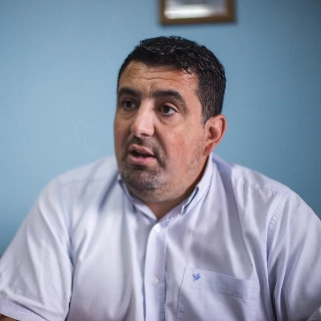 RAWSON: FORESTACIÓN LOCAL Y TRABAJO CONJUNTO PARA POTENCIAR ESPACIOS VERDES  El secretario de Ambiente y Desarrollo Sustentable de Rawson, Miguel Larrauri, destacó el acompañamiento del municipio al proyecto de forestación comunitaria presentado por el agricultor Cristian Miguel Banaria, quien fue recibido por el intendente Damián Biss junto a representantes de ADER.  Larrauri explicó que el encuentro forma parte de una agenda de trabajo semanal con emprendedores ambientales y adelantó que se prevé visitar la chacra ubicada sobre Ruta 7, donde se realizan pruebas piloto de siembra de árboles.  El funcionario remarcó que la iniciativa busca fortalecer la producción local de especies aptas para el arbolado urbano, en el marco del plan de recambio y forestación que impulsa la Municipalidad, orientado a mejorar la calidad ambiental y promover la conciencia ciudadana sobre el cuidado de los espacios verdes.